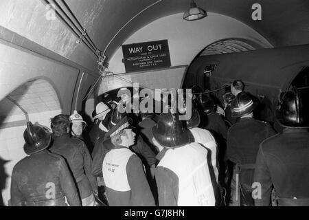 I vigili del fuoco e i soccorritori continuano il loro lavoro per liberare i corpi dal relitto del treno della metropolitana che si è schiantato alla stazione di Moorgate. Foto Stock