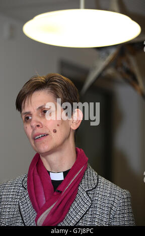 Il neo nominato Vescovo di Stockport, Libby Lane durante una visita alla YMCA di Crewe, il giorno in cui la Chiesa d'Inghilterra ha annunciato di essere stata nominata come prima Vescovo femminile. Foto Stock