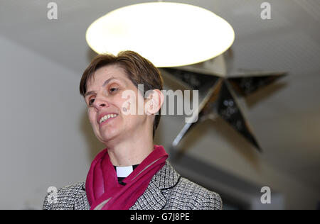 Il neo nominato Vescovo di Stockport, Libby Lane durante una visita alla YMCA di Crewe, il giorno in cui la Chiesa d'Inghilterra ha annunciato di essere stata nominata come prima Vescovo femminile. Foto Stock