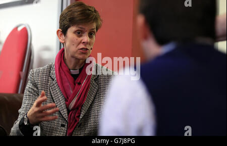 Il neo nominato Vescovo di Stockport, Libby Lane durante una visita alla YMCA di Crewe, il giorno in cui la Chiesa d'Inghilterra ha annunciato di essere stata nominata come prima Vescovo femminile. Foto Stock