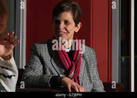 Il neo nominato Vescovo di Stockport, Libby Lane durante una visita alla YMCA di Crewe, il giorno in cui la Chiesa d'Inghilterra ha annunciato di essere stata nominata come prima Vescovo femminile. Foto Stock