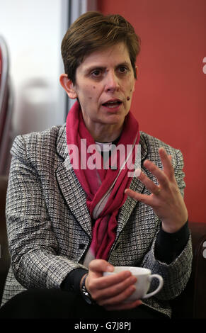 Il neo nominato Vescovo di Stockport, Libby Lane durante una visita alla YMCA di Crewe, il giorno in cui la Chiesa d'Inghilterra ha annunciato di essere stata nominata come prima Vescovo femminile. Foto Stock