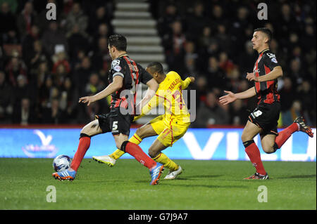 Il Raheem Sterling (centro) di Liverpool segna il terzo obiettivo della partita durante la partita finale del Capital One Cup Quarter presso il Goldsands Stadium di Bournemouth. PREMERE ASSOCIAZIONE foto. Data immagine: Mercoledì 17 dicembre 2014. Vedi PA storia CALCIO Bournemouth. Il credito fotografico dovrebbe essere: Andrew Matthews/PA Wire. Foto Stock