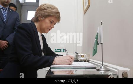 Il primo ministro Nicola Sturgeon firma un libro di condoglianze al consolato pakistano di Glasgow dopo l'attacco a una scuola in Pakistan che ha causato la morte di almeno 130 persone e ha lasciato ferite le partiture. Foto Stock