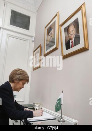 Il primo ministro Nicola Sturgeon firma un libro di condoglianze al consolato pakistano di Glasgow dopo l'attacco a una scuola in Pakistan che ha causato la morte di almeno 130 persone e ha lasciato ferite le partiture. Foto Stock