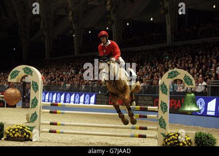 Il fantino piatto Richard Hughes compete nella sfida Markel Champions per il fondo jockeys infortunati durante il quarto giorno dell'Olympia London International Horse Show all'Olympia Exhibition Centre di Londra. Foto Stock