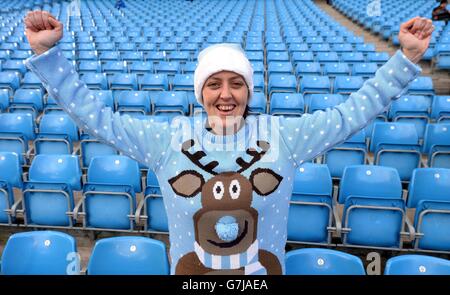 Natalie Wickham, fan della città di Manchester, si pone per una foto, prima della partita Barclays Premier League all'Etihad Stadium, Manchester. Foto Stock