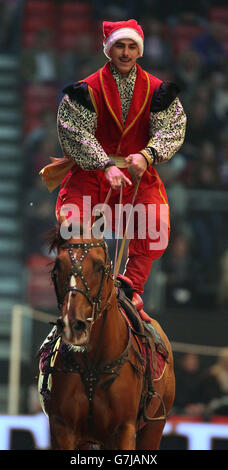 La squadra di stunt degli ucraini Cossacks si esibisce durante il quinto giorno dell'Olympia London International Horse Show all'Olympia Exhibition Centre di Londra. Foto Stock