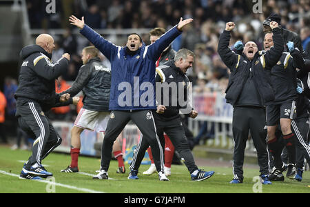 Gus Poyet, manager del Sunderland, celebra il gol durante la partita Barclays Premier League a St. James' Park, Newcastle. Foto Stock