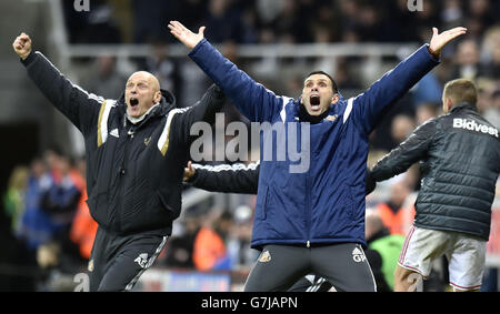 Calcio - Barclays Premier League - Newcastle United / Sunderland - St. James' Park. Il direttore di Sunderland, Gus Poyet, celebra il traguardo durante la partita della Barclays Premier League al St. James' Park, Newcastle. Foto Stock