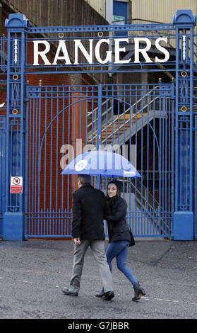 Calcio - 2014 Rangers AGM - Ibrox Stadium. Gli azionisti arrivano all'Ibrox Stadium di Glasgow, davanti al 2014 Rangers AGM. Foto Stock