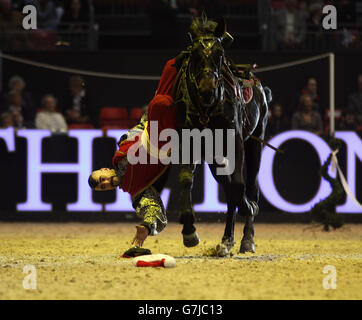 Il team ucraino Cossack Stunt si esibir durante il settimo giorno dell'Olympia London International Horse Show presso l'Olympia Exhibition Centre di Londra. Foto Stock