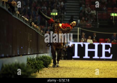 Il team ucraino Cossack Stunt si esibir durante il settimo giorno dell'Olympia London International Horse Show presso l'Olympia Exhibition Centre di Londra. Foto Stock