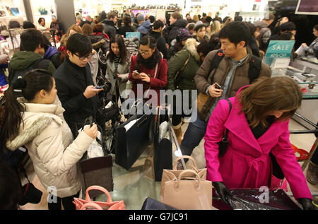 Vendite del giorno di Santo Stefano. Acquirenti nel grande magazzino Harvey Nichols di Edimburgo, alla ricerca di un affare durante le vendite del giorno di Santo Stefano. Foto Stock
