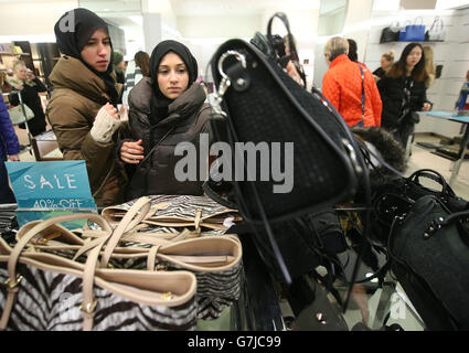 Clienti nel grande magazzino Harvey Nichols di Edimburgo, alla ricerca di un affare durante le vendite del giorno di Santo Stefano. Foto Stock