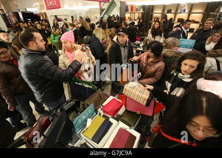 Vendite del giorno di Santo Stefano. Acquirenti nel grande magazzino Harvey Nichols di Edimburgo, alla ricerca di un affare durante le vendite del giorno di Santo Stefano. Foto Stock