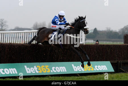 Bobcatbilly guidato da Jason Maguire libera la recinzione finale per vincere la William Hill - Offerte esclusive per cellulari handicap Steeple Chase durante il giorno uno del William Hill Yorkshire Winter Festival a Wetherby Racecourse, Wetherby. Foto Stock