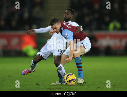 Nathan Dyer di Swansea City (a sinistra) e Tom Cleverley di Aston Villa combattono per la palla durante la partita della Barclays Premier League al Liberty Stadium di Swansea. Foto Stock