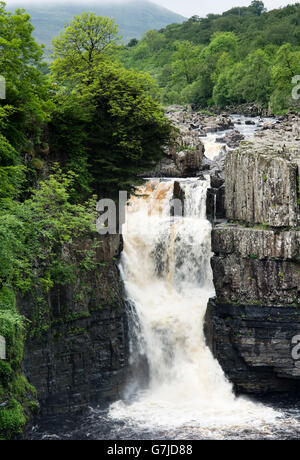 Pioggia di estate sprofondare al di sopra del Grande Whin cantonale, forza elevata, Teesdale, County Durham, England, Regno Unito Foto Stock