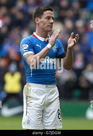 Calcio - Campionato di Lega Scozzese - Hibernian / Rangers - Easter Road. Ian Black di Rangers applaudisce i fan dopo essere stato sostituito durante la partita del campionato scozzese a Easter Road, Edimburgo. Foto Stock