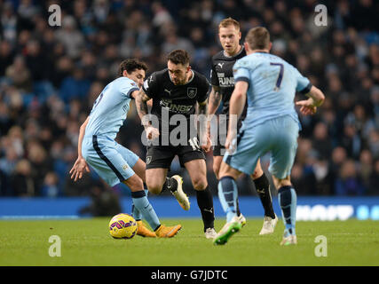 Calcio - Barclays Premier League - Manchester City / Burnley - Etihad Stadium. Burnley's Danny Ings batte per la palla con Jesus Navas di Manchester City (a sinistra) Foto Stock