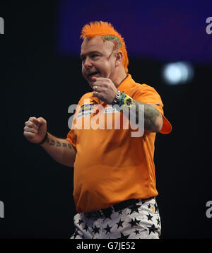 Peter Wright festeggia durante la sua partita contro Andy Hamilton durante il William Hill World Darts Championship ad Alexandra Palace, Londra. Foto Stock