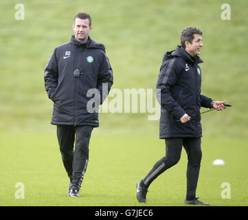 Calcio - Scottish Premier League - Partick Thistle v Celtic - sessione di allenamento celtico - Lennoxtown. Il manager celtico Ronny Deila (a sinistra) e il suo assistente John Collins durante una sessione di formazione a Lennoxtown, Glasgow. Foto Stock