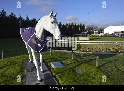 La statua delle orchidee del deserto adornata con il marchio William Hill La statua di Kauto Star sullo sfondo Foto Stock