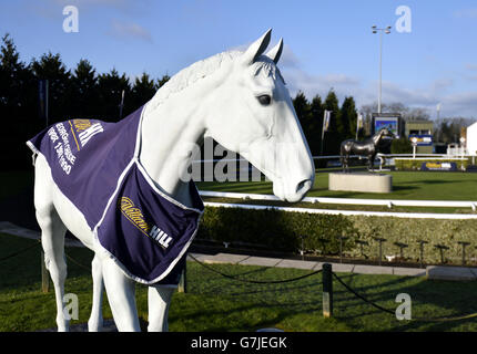 La statua delle orchidee del deserto adornata con il marchio William Hill La statua di Kauto Star sullo sfondo Foto Stock