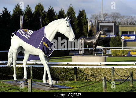 La statua delle orchidee del deserto adornata con il marchio William Hill La statua di Kauto Star sullo sfondo Foto Stock