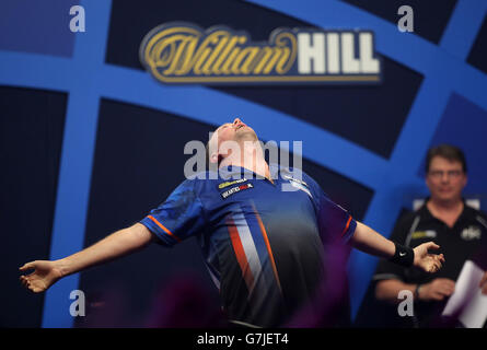 Raymond van Barneveld celebra la sconfitta di Adrian Lewis durante il William Hill World Darts Championship ad Alexandra Palace, Londra. Foto Stock