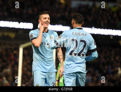 Stevan Jovetic di Manchester City festeggia il suo secondo gol di squadra durante la partita della Barclays Premier League all'Etihad Stadium di Manchester. Foto Stock