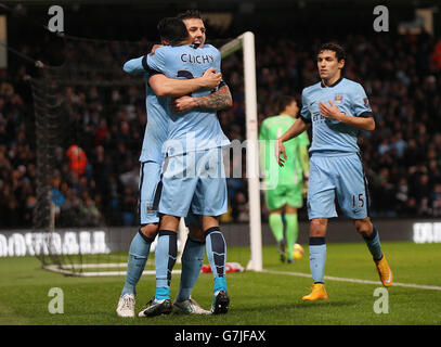 Calcio - Barclays Premier League - Manchester City / Sunderland - Etihad Stadium. Stevan Jovetic di Manchester City festeggia il 2° gol contro Sunderland con i suoi compagni di squadra Foto Stock