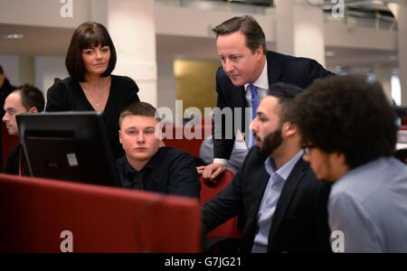 Il primo ministro David Cameron incontra il personale di Covea Insurance a Dean Clough Mills ad Halifax, dato che Cameron ha iniziato l'anno delle elezioni generali promuovendo il primo poster della campagna dei Tory. Foto Stock