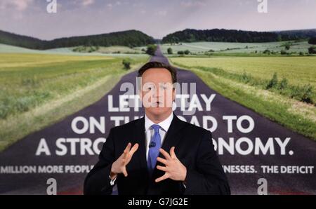 Il primo ministro David Cameron si rivolge ai sostenitori del partito conservatore a Dean Clough Mills di Halifax, mentre Cameron ha dato il via all'anno delle elezioni generali promuovendo il primo poster della campagna elettorale dei Tories. Foto Stock