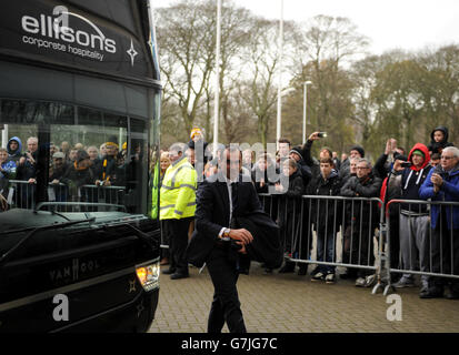 Il manager di Everton, Roberto Martinez, scende dal team bus AS Arriva al KC Stadium Foto Stock