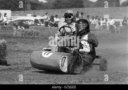 Azione da parte del Lawn Mower Racing, dove i concorrenti si gareggono su tosaerba modificati. Foto Stock