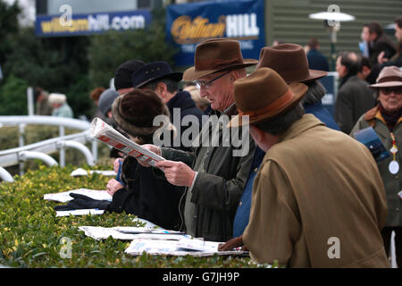 Corse ippiche - 2014 William Hill Winter Festival - primo giorno - Kempton Park. Racegoers studia la forma a Kempton Park Foto Stock