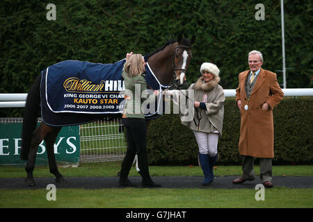 Il proprietario Clive Smith con Kauto Star alla scoperta della sua statua nell'anello della parata il giorno uno del William Hill Winter Festival presso l'ippodromo di Kempton Park, Sunbury sul Tamigi. Foto Stock