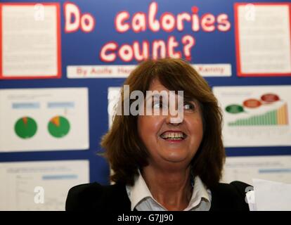 Tanaiste Joan Burton al 51° BT Young Scientist & Technology Exhibition al RDS di Dublino. Foto Stock