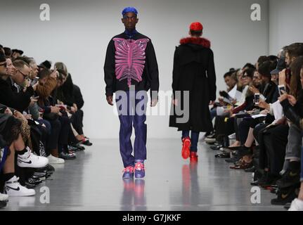 Modelli sulla passerella durante la mostra Katie Eary, parte della British Fashion Council London Collections: Men Autumn/Winter 15, tenutasi alla Victoria House. Foto Stock