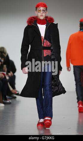 Un modello sulla passerella durante la mostra Katie Eary, parte della British Fashion Council London Collections: Men Autumn/Winter 15, tenuta alla Victoria House. Foto Stock