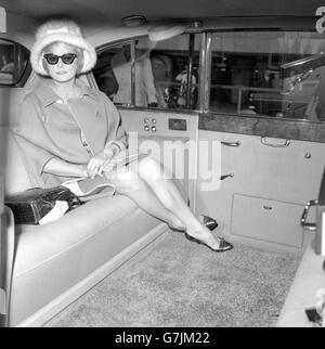 L'attrice Anita Ekberg all'aeroporto di Londra dopo aver volato da Roma per fare un film con Bob Hope chiamato, 'Call Me Bwana'. Foto Stock