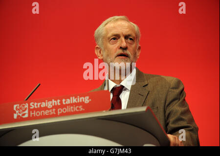 Jeremy Corbyn MP, neo eletto leader del partito laburista, offrendo il suo primo "Leader il discorso alla Conferenza". Foto Stock