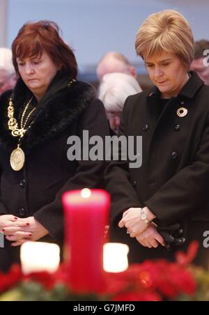 Il primo ministro Nicola Sturgeon (a destra) e Glasgow Lord Provost Sadie Docherty durante un servizio di memoria alla chiesa di St George's Tron in Scozia a Glasgow, dopo che un camion di bidone si è schiantato in un gruppo di pedoni che ha lasciato sei persone morte. Foto Stock