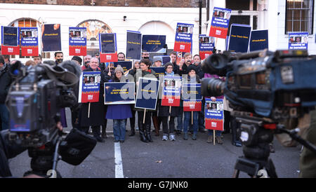 Amici e colleghi dei giornalisti di al-Jazeera Peter Greste, Baher Mohammed e Mohammed Fahmy protestano al di fuori dell'ambasciata egiziana di Londra per celebrare un anno dalla loro incarcerazione da parte delle autorità egiziane per le accuse di terrorismo. Foto Stock