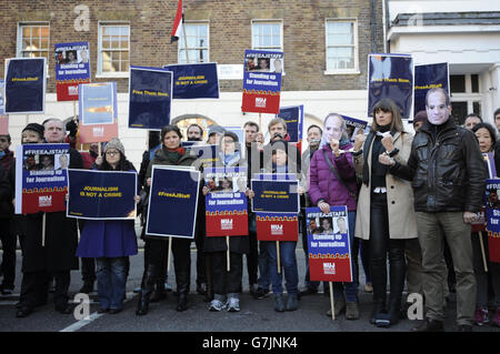 Amici e colleghi dei giornalisti di al-Jazeera Peter Greste, Baher Mohammed e Mohammed Fahmy protestano al di fuori dell'ambasciata egiziana di Londra per celebrare un anno dalla loro incarcerazione da parte delle autorità egiziane per le accuse di terrorismo. Foto Stock