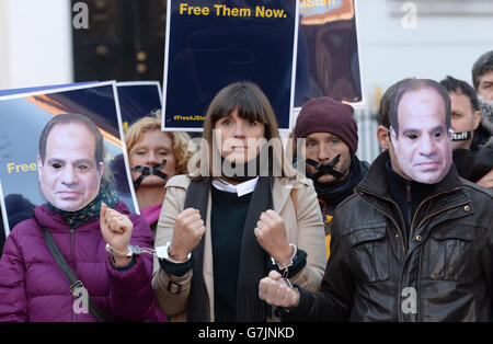 Amici e colleghi dei giornalisti di al-Jazeera Peter Greste, Baher Mohammed e Mohammed Fahmy protestano al di fuori dell'ambasciata egiziana di Londra per celebrare un anno dalla loro incarcerazione da parte delle autorità egiziane per le accuse di terrorismo. Foto Stock