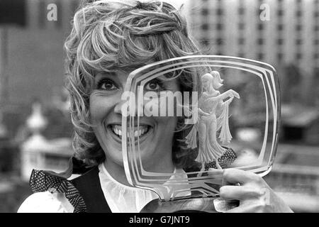 Questa è la vita presentatrice Esther Rantzen con il suo premio per la personalità femminile dell'anno, che ha ricevuto dalla Royal Television Society. Foto Stock