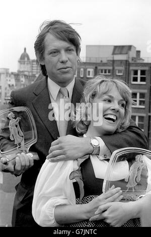Questa è la vita presentatore Esther Rantzen e giornalista Peter Jay con la personalità dell'anno premi, che hanno ricevuto dalla Royal Television Society. Foto Stock